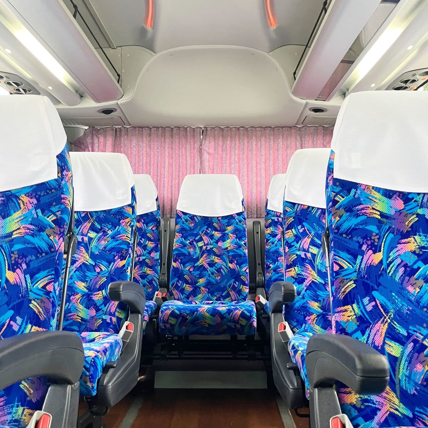 神立観光の４９名乗りのバスの後方の画像