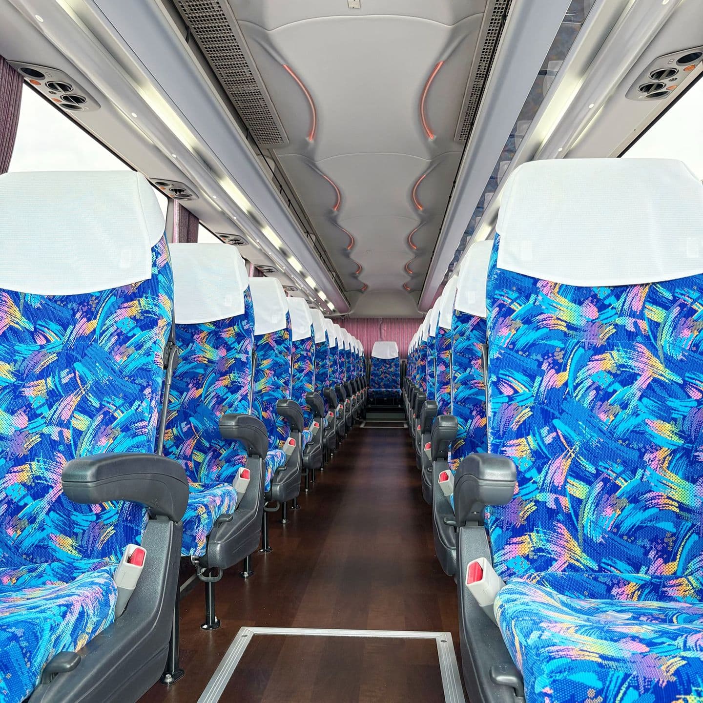 神立観光の４９名乗りのバスの前方の画像