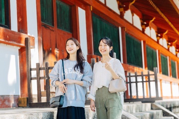 観光バスでお出かけし観光している女性二人