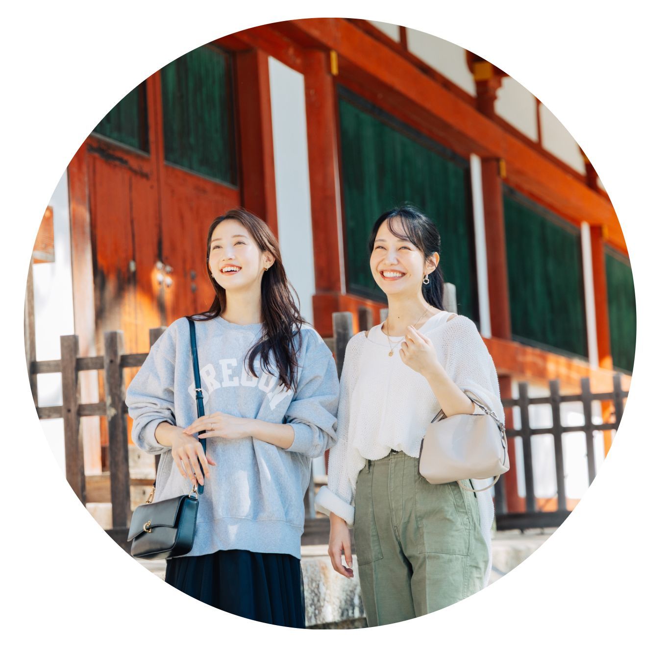 観光バスで出かけて、観光している若い女性たち