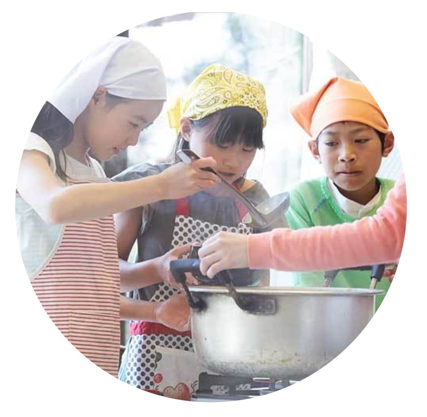 学校行事で小学生が料理をしている