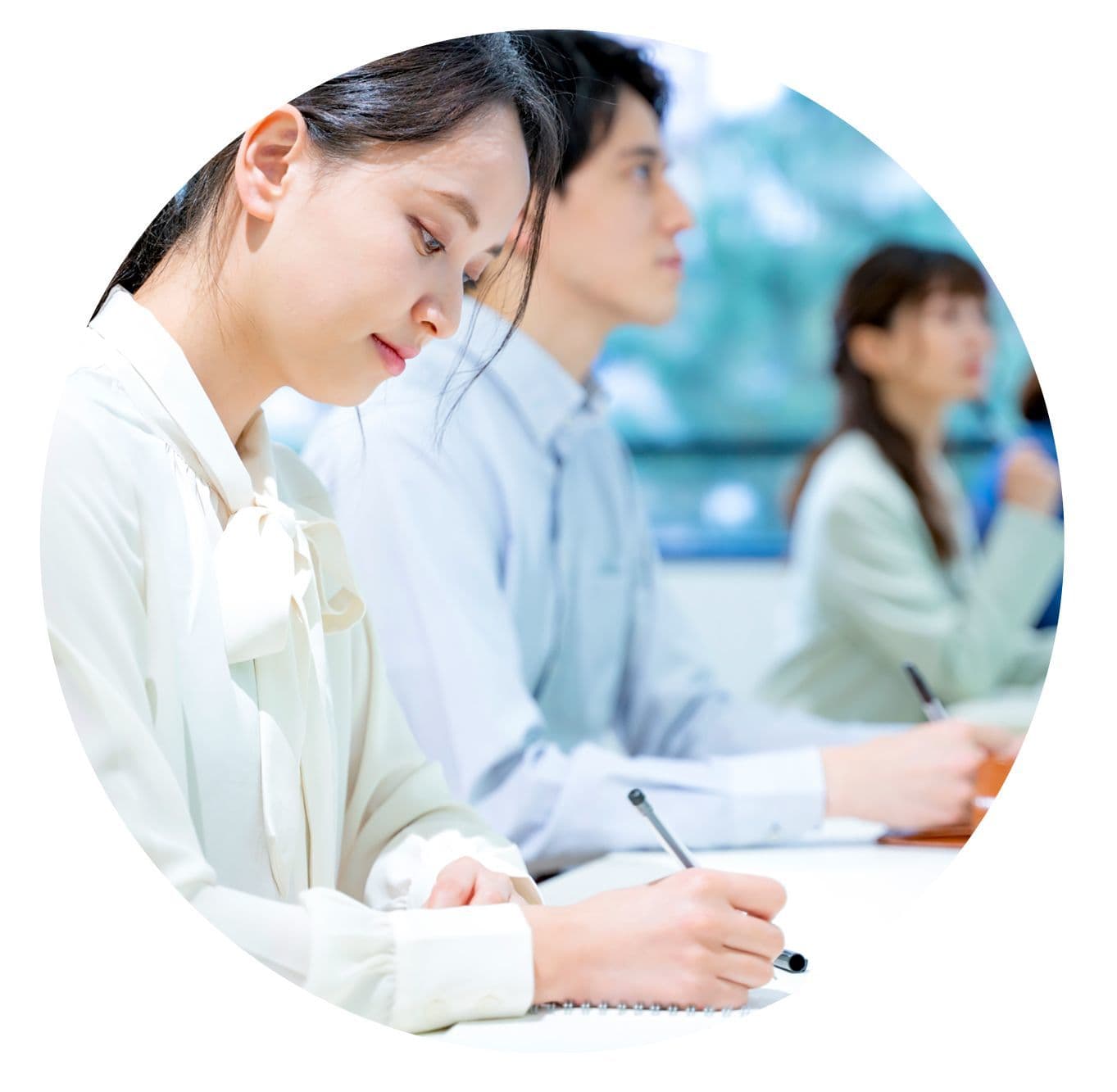 若い男女が研修を受けている