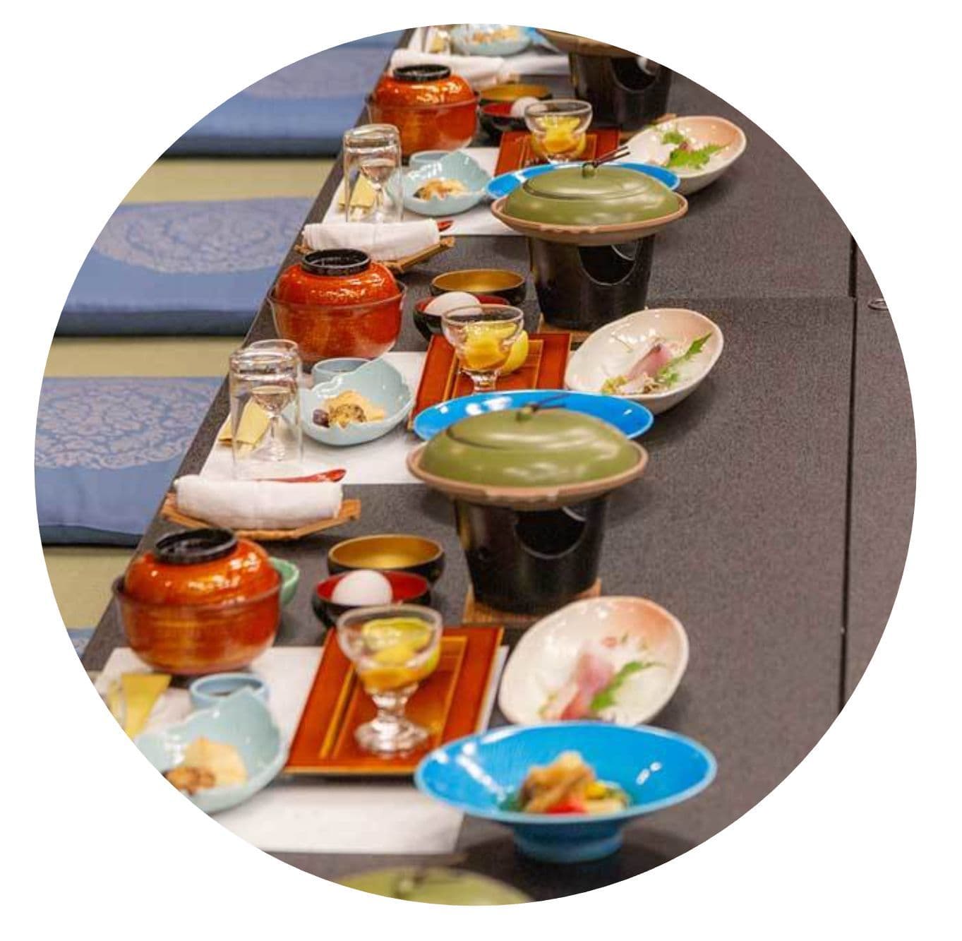 宴会の料理が並んでいる和室