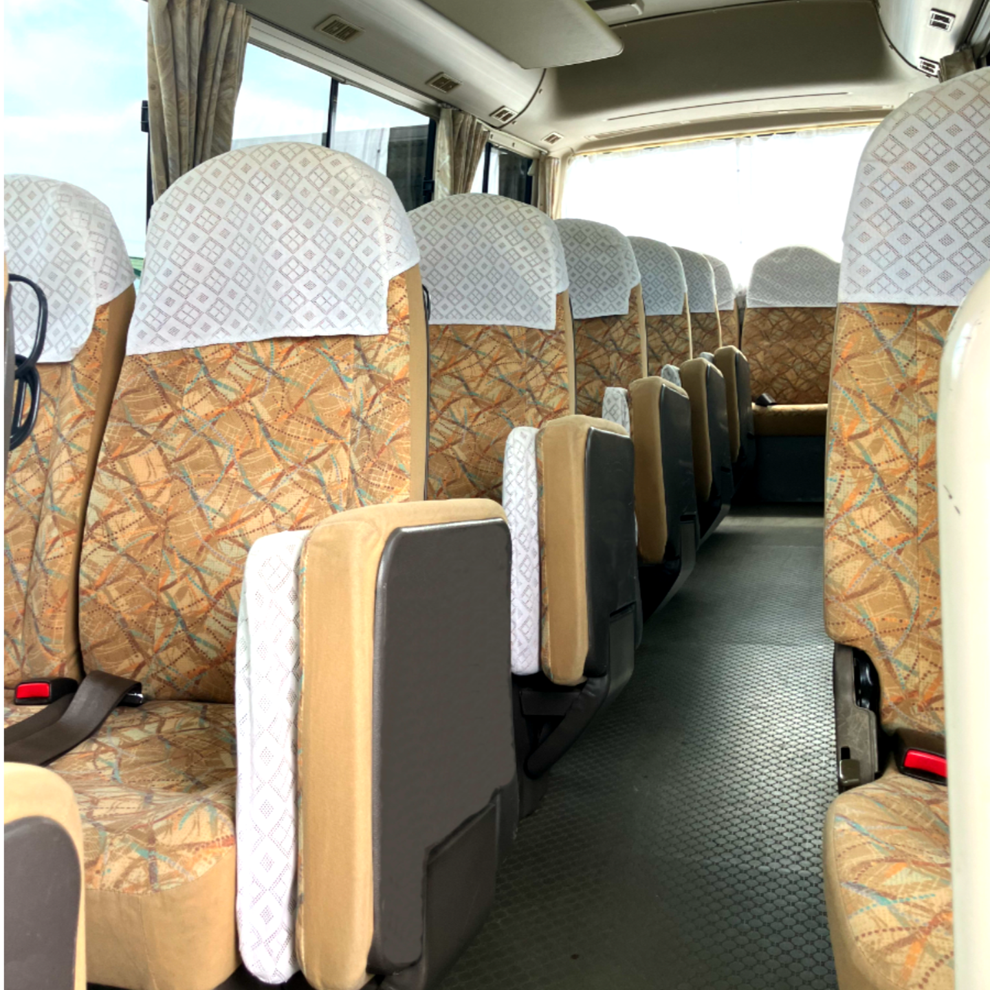 神立観光の21名乗りの小型バスの前方上からの内観